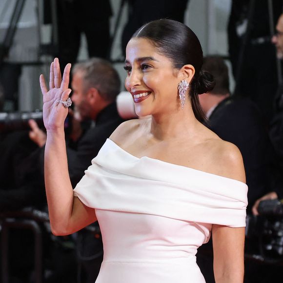 Elle l'a soutenu de son côté sur le tapis rouge

Leïla Bekhti - Montée des marches du film « Alpha » lors du 78ème Festival International du Film de Cannes, au Palais des Festivals à Cannes. Le 19 mai 2025
© Jacovides-Moreau / Bestimage