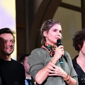 Lors de cet événement, organisé au profit de l'association Enfance et handicap en Côte-d'Or (Ehco) et de l'Institut Robert-Debré du cerveau de l'enfant, plus de 18 millions d'euros ont été récoltés.

Cédric Klapisch, Martin Solveig, Alice Taglioni et Vincent Lacoste lors de la 165e vente aux enchères des Hospices de Beaune, le 16 novembre 2025. © Romain Doucelin / Bestimage