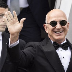 Jeff Bezos quitte l'hôtel Aman pour assister à la cérémonie de mariage sur l'île de San Giorgio avant le mariage de Jeff Bezos et Lauren Sanchez le 27 juin 2025 à Venise, Italie. Photo parMarco Piovanotto/ABACAPRESS.COM