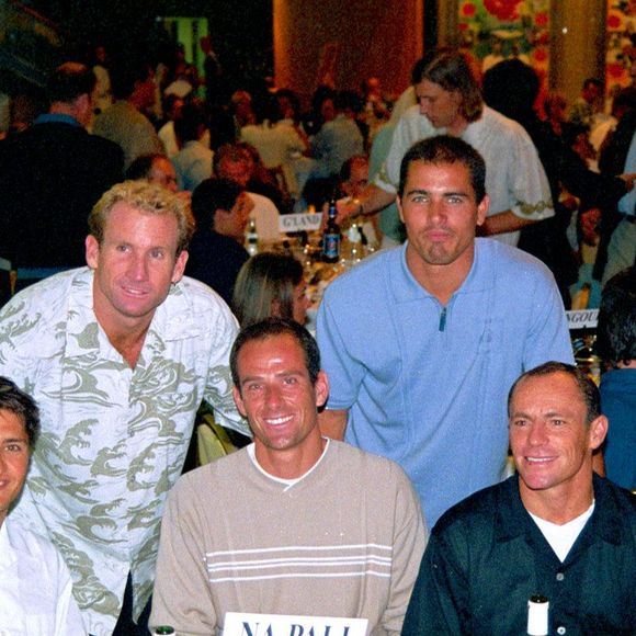 Il s’agit du fils de Guy Forget, et donc du frère de Mathieu Forget

Archives - Bixente Lizarazu, Guy Forget, Robby Naish, Tom Carroll et Kelly Slater.
