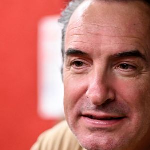 Exclusif - Jean Dujardin, ému, au cinéma Jean Paul Belmondo à Nice, le 7 octobre 2025, où il a rendu hommage à son idole alors qu'il était avec le réalisteur Jan Kounen et l'actrice Marie Josée Croze, pour présenter en avant première, le film L'homme qui retrécit.
© Bruno Bebert / Bestimage