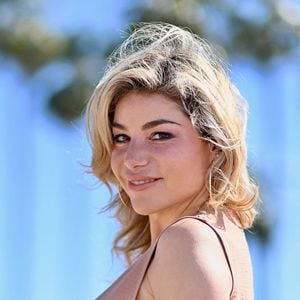Pour autant, la jeune femme, mère de ses jumeaux, assure qu'il est dans une bonne "évolution".
Lola Marois assiste au photocall de Plus belle la vie lors du 8ème Festival International de Cannes le 26 avril 2025 à Cannes, France. Photo by Franck Castel/ABACAPRESS.COM