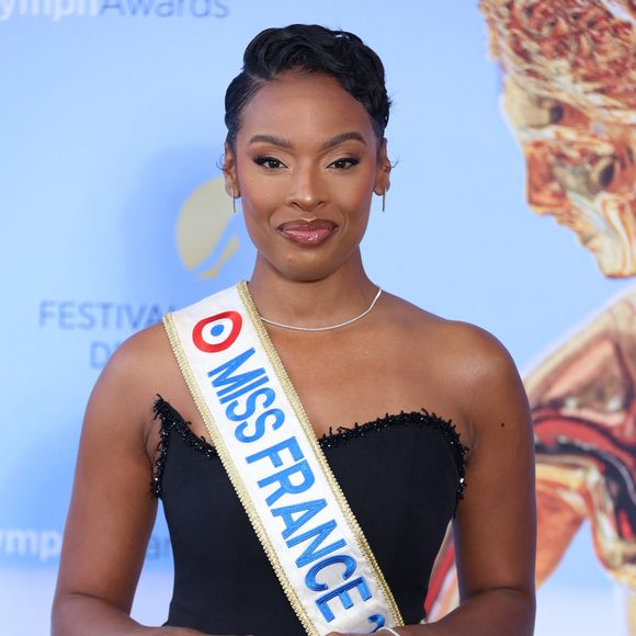 Ce mardi 24 juin, Miss France 2025, qui était l'invitée de la matinale de RTL, a parlé des insultes violentes qu'elle a reçues, depuis qu'elle a été couronnée.

Angélique Angarni-Filopon (Miss France 2025) - Photocall de la soirée de clôture du 64ème Festival de télévision de Monte-Carlo le 17 juin 2025. © Denis Guignebourg / Bestimage