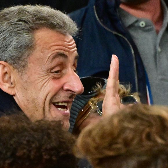 Nicolas Sarkozy dans les tribunes lors du match de Ligue 1 McDonald's "PSG - Auxerre (2-0)" au Parc des Princes à Paris, le 27 septembre 2025.
© Christian Liewig/Bestimage