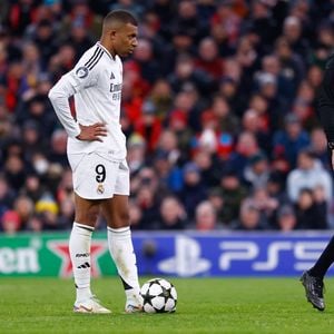 27 novembre 2024, Liverpool, ANGLETERRE : Kylian Mbappé du Real Madrid manque un penalty lors du match de la phase MD5 de l'UEFA Champions League 2024/25 entre le Liverpool FC et le Real Madrid CF à Anfield, le 27 novembre 2024, à Liverpool, en Angleterre. © Dennis Agyeman/AFP7 via ZUMA Press Wire)