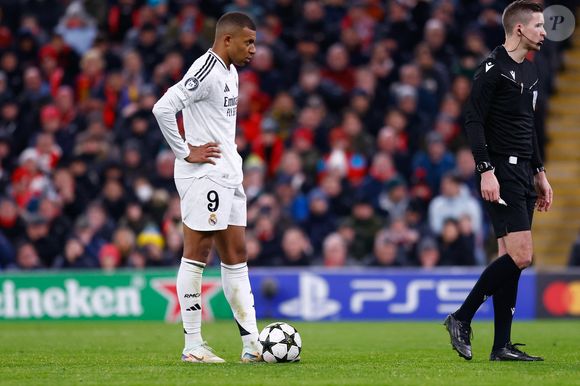 27 novembre 2024, Liverpool, ANGLETERRE : Kylian Mbappé du Real Madrid manque un penalty lors du match de la phase MD5 de l'UEFA Champions League 2024/25 entre le Liverpool FC et le Real Madrid CF à Anfield, le 27 novembre 2024, à Liverpool, en Angleterre. © Dennis Agyeman/AFP7 via ZUMA Press Wire)