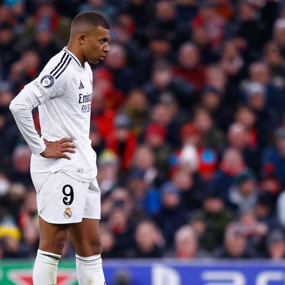 27 novembre 2024, Liverpool, ANGLETERRE : Kylian Mbappé du Real Madrid manque un penalty lors du match de la phase MD5 de l'UEFA Champions League 2024/25 entre le Liverpool FC et le Real Madrid CF à Anfield, le 27 novembre 2024, à Liverpool, en Angleterre. © Dennis Agyeman/AFP7 via ZUMA Press Wire)