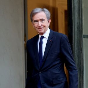 Aujourd’hui à la tête de Christian Dior, première maison acquise par son père, elle est la première femme à diriger cette griffe emblématique. 

Bernard Arnault, Pdg de LVMH - Arrivées des personnalités au dîner d’État en l’honneur du président brésilien et de sa femme au palais présidentiel de l’Élysée à Paris le 5 juin 2025.

© Jacovides / Moreau / Bestimage