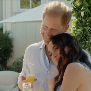 Capture d'écran de la série "With Love, Meghan" avec la duchesse Meghan et le prince Harry
©Netflix