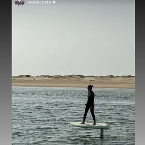 Au programme ? Surf, concert de Bon entendeur mais aussi passage obligatoire dans l'établissement cinq étoiles de Frédéric. 

Laeticia Hallyday passe du bon temps en compagnie de son chéri à Saint-Palais-sur-Mer, le mardi 10 juin 2025, via Instagram @lhallyday