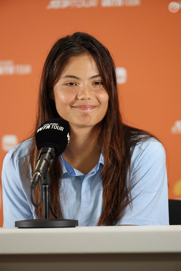 Emma Raducanu a tenu à rétablir la vérité quant à leur relation lors de la conférence de presse qui s'es tenue à Wimbledon, samedi 28 juin 2025.

Emma Raducanu - Miami Gardens, FL  - Miami Open 2025 - Day 9 - Miami Open at Hard Rock Stadium. © Backgrid USA / Bestimage