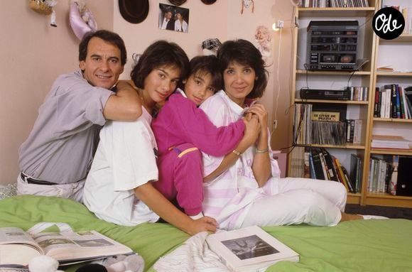 La sœur de Marie Fugain aurait dû célébrer son 46e anniversaire le lundi 10 août 2026

Archives - En France, dans la Vallée de Chevreuse, chez lui à Levy-Saint-Nom, Michel Fugain avec sa femme Stéphanie, et leurs 2 filles, Marie et Laurette en septembre 1989.  
Crédit : Michel CROIZARD via Bestimage