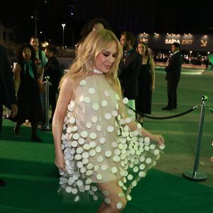 Kylie Minogue arrive sur le tapis vert du Musée de demain, où le Prince de Galles assistera également à la cinquième cérémonie annuelle de remise des prix Earthshot, le 5 novembre 2025 à Rio de Janeiro, au Brésil. Ian Vogler/MirrorPix/Bestimage