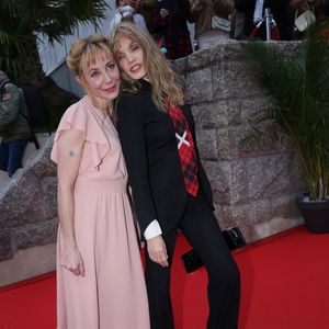 Arielle Dombasle et Julie Depardieu - Arrivées à la soirée de clôture de la 35ème édition du ''Dinard British and Irish Film Festival'' de Dinard, France, le 5 octobre 2024. © Denis Guignebourg/BestImage