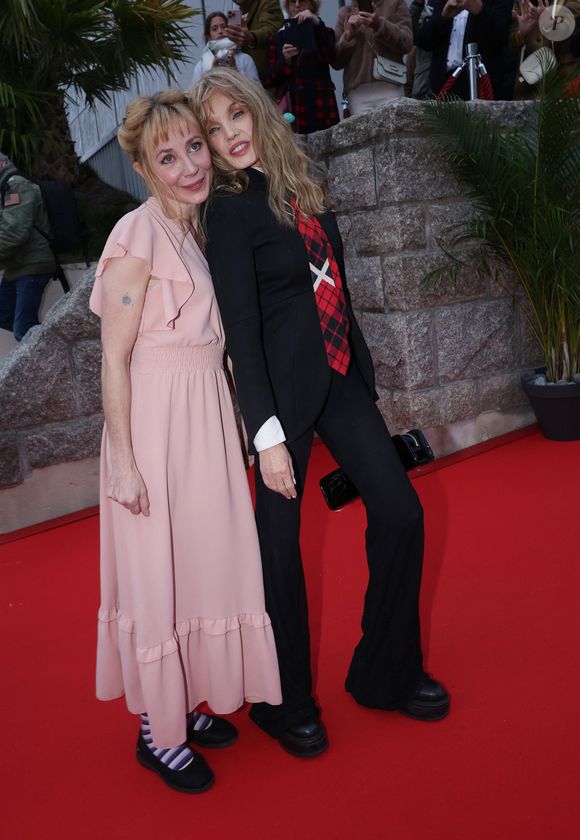 Arielle Dombasle et Julie Depardieu - Arrivées à la soirée de clôture de la 35ème édition du ''Dinard British and Irish Film Festival'' de Dinard, France, le 5 octobre 2024. © Denis Guignebourg/BestImage