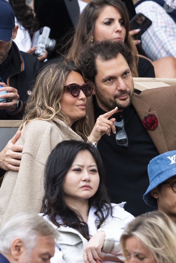Éric Antoine et sa compagne Gennifer Demey en tribunes lors des Internationaux de France de Tennis de Roland Garros 2025, à Paris, France, le 7 juin 2025. © Cyril Moreau/Bestimage