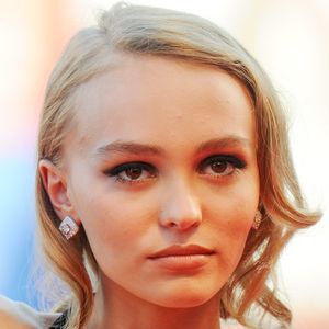 Adolescente, elle a dû affronter les remarques incessantes sur sa silhouette, souvent relayées par les réseaux sociaux, ce qui a accentué sa fragilité. 

Lily-Rose Depp - Tapis rouge du film "Planetarium" lors du 73ème Festival du Film de Venise, la Mostra. Le 8 septembre 2016. BS / Bestimage