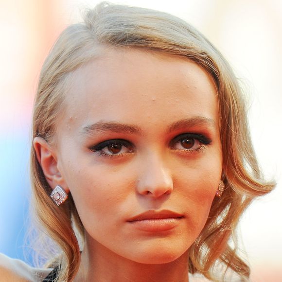 Adolescente, elle a dû affronter les remarques incessantes sur sa silhouette, souvent relayées par les réseaux sociaux, ce qui a accentué sa fragilité. 

Lily-Rose Depp - Tapis rouge du film "Planetarium" lors du 73ème Festival du Film de Venise, la Mostra. Le 8 septembre 2016. BS / Bestimage
