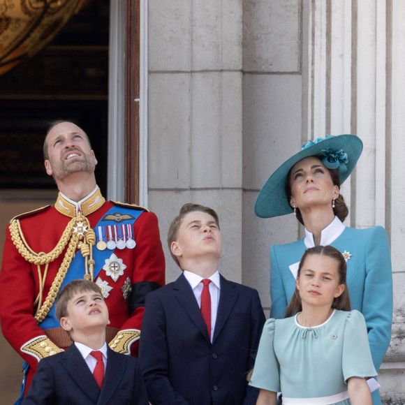 Les Cambridge ont préféré rester à bord plutôt que de sortir dans les villages touristiques.

Le prince William, Kate" Middleton, princesse de Galles, le prince George de Galles, la princesse Charlotte de Galles et le prince Louis de Galles lors de la parade pour l'anniversaire du roi Charles III le 14 juin 2025. © Dana Press / Bestimage