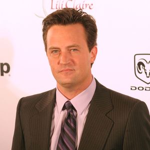 Avec cette vente aux enchères, les proches de Matthew Perry souhaitent aujourd’hui transformer ce drame en un message d’espoir. Une manière de faire vivre la mémoire de l’acteur tout en poursuivant le combat qui lui tenait particulièrement à cœur : aider les personnes confrontées aux addictions.


ARCHIVE : 15 octobre 2005 - Beverly Hills, Californie - Matthew Perry.  8ème soirée annuelle de la Fondation Lili Claire à l'hôtel Beverly Hilton. (Image : © Zach Lipp/AdMedia via ZUMA Press Wire)
