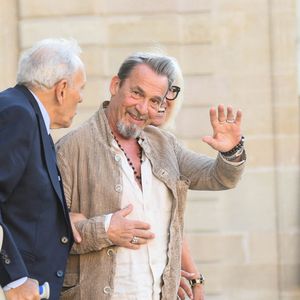 Florent Pagny quitte l'Élysée après avoir assisté à la cérémonie de remise de la médaille de « Chevalier de la Légion d'honneur » au palais de l'Élysée à Paris, en France, le 27 mai 2026. Photo de Florian Poitout/ABACAPRESS.COM