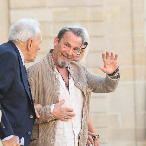 Florent Pagny quitte l'Élysée après avoir assisté à la cérémonie de remise de la médaille de « Chevalier de la Légion d'honneur » au palais de l'Élysée à Paris, en France, le 27 mai 2026. Photo de Florian Poitout/ABACAPRESS.COM