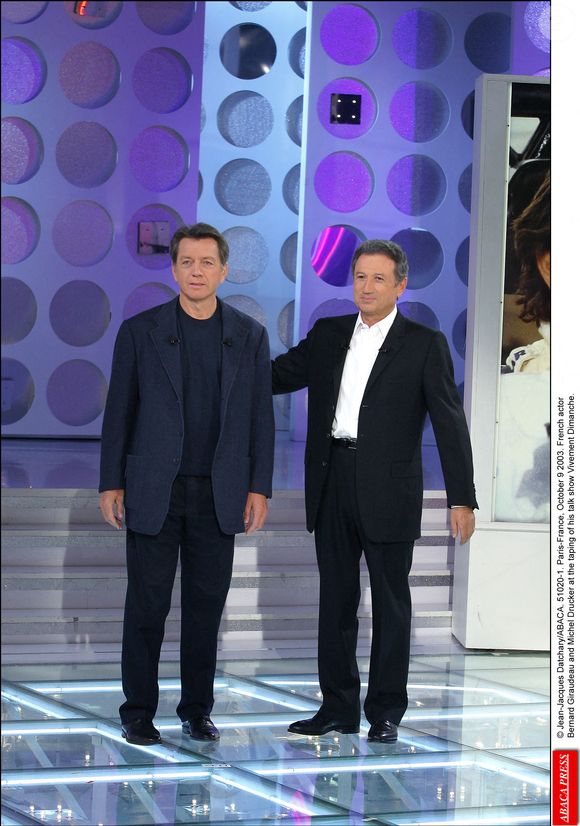 L'acteur français Bernard Giraudeau et Michel Drucker lors de l'enregistrement de son émission Vivement Dimanche. Paris-France, 9 octobre 2003. © Jean-Jacques Datchary/ABACA