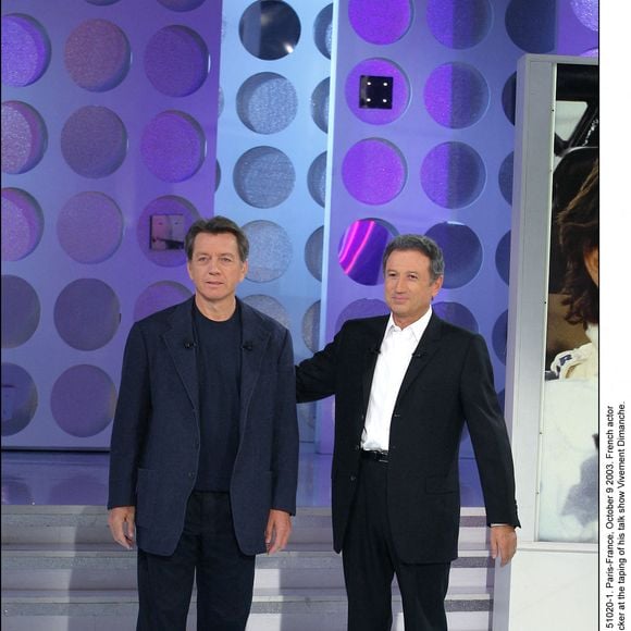 L'acteur français Bernard Giraudeau et Michel Drucker lors de l'enregistrement de son émission Vivement Dimanche. Paris-France, 9 octobre 2003. © Jean-Jacques Datchary/ABACA