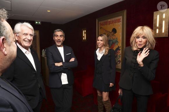 L'humoriste a retrouvé son public avec ce nouveau spectacle.

Frédéric Jérôme, Ary Abittan, Gilbert Coullier, Tiphaine Auzière, Brigitte Macron lors de la première du nouveau spectacle de Ary Abittan, "Ary Abittan Authentique" aux Folies Bergère à Paris, France, le 07 décembre 2025. © Jack Tribeca / Bestimage
