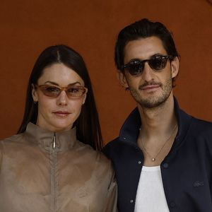 Pierre Niney et sa compagne Natasha Andrews lors des Internationaux de France de Tennis de Roland Garros 2026, à Paris, France, le 7 juin 2026. © Jacovides-Moreau/Bestimage