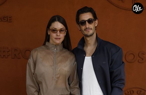Pierre Niney et sa compagne Natasha Andrews lors des Internationaux de France de Tennis de Roland Garros 2026, à Paris, France, le 7 juin 2026. © Jacovides-Moreau/Bestimage