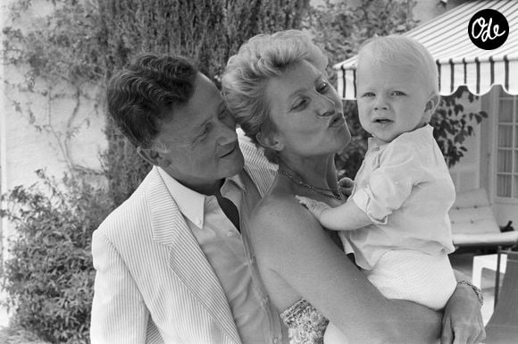 En France, à Valbonne dans les Alpes-Maritimes, Philippe Bouvard chez lui avec sa femme Colette et leur petit fils, le 30 août 1982.

Jean Lenoir via Bestimage