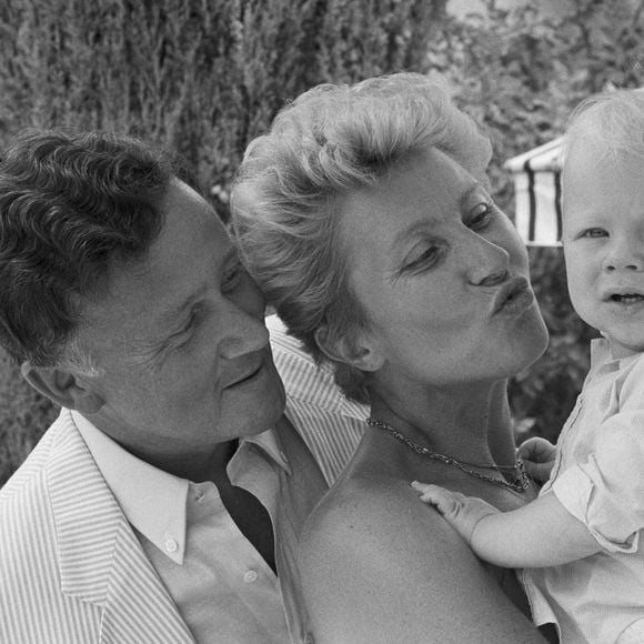 En France, à Valbonne dans les Alpes-Maritimes, Philippe Bouvard chez lui avec sa femme Colette et leur petit fils, le 30 août 1982.

Jean Lenoir via Bestimage