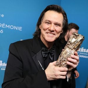 Jim Carrey pose avec le César d'honneur lors de la 51e cérémonie des César du cinéma qui s'est tenue à l'Olympia le 26 février 2026, à Paris, France. 
Photo par Jerome Domine/ABACAPRESS.COM