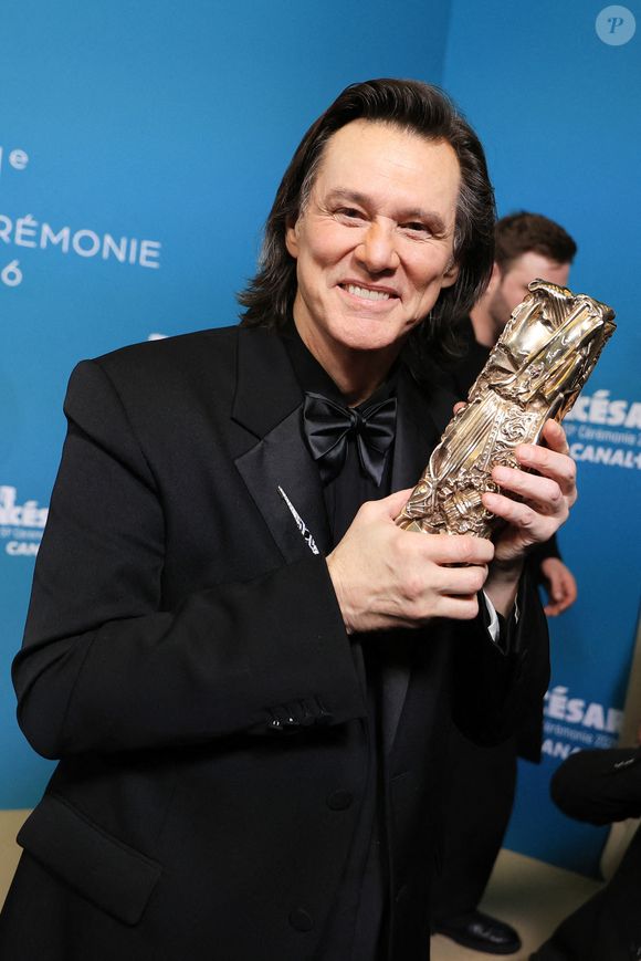 Jim Carrey pose avec le César d'honneur lors de la 51e cérémonie des César du cinéma qui s'est tenue à l'Olympia le 26 février 2026, à Paris, France. 
Photo par Jerome Domine/ABACAPRESS.COM