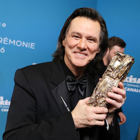 Jim Carrey pose avec le César d'honneur lors de la 51e cérémonie des César du cinéma qui s'est tenue à l'Olympia le 26 février 2026, à Paris, France. 
Photo par Jerome Domine/ABACAPRESS.COM
