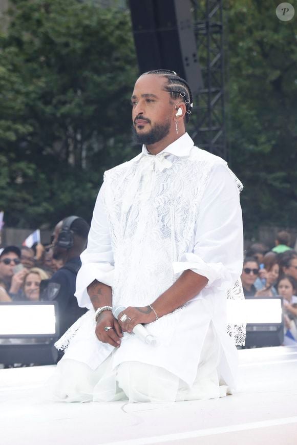 Slimane lors du dernier relais de La Flamme Olympiques avant la cérémonie d'ouverture des Jeux Olympiques (JO) de Paris 2024 à Saint-Denis, Seine Saint-Denis, France, le 26 juillet 2024. © Melloul-Tribeca/Bestimage