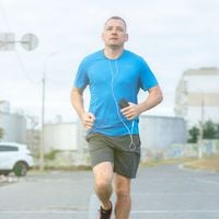 Steve Chambers, coach sportif : "Voici les 6 exercices qui améliorent la stabilité articulaire et développent une bonne base de force pour gagner du muscle après 60 ans"