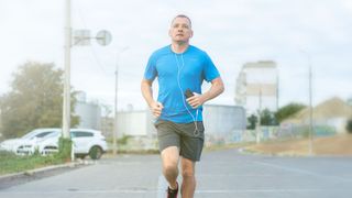 Steve Chambers, coach sportif : "Voici les 6 exercices qui améliorent la stabilité articulaire et développent une bonne base de force pour gagner du muscle après 60 ans"