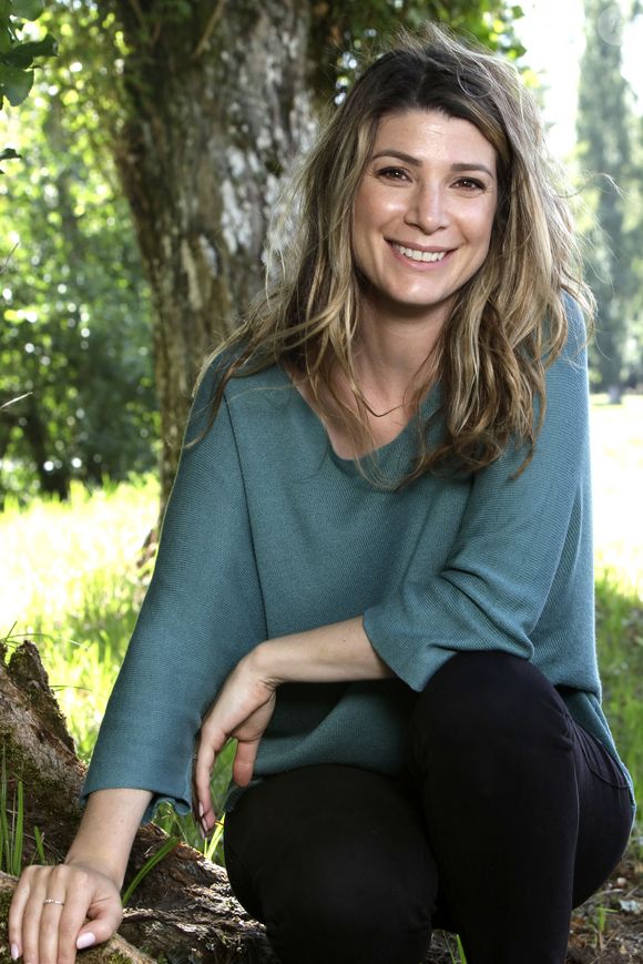 Portrait de Chloé Nabédian lors de la 5ème édition des écrivains chez Gonzague Saint Bris à Chanceaux-Près-Loches le 27 août 2023. © Cédric Perrin / Bestimage