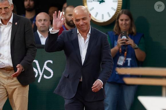 Andre Agassi - Carlos Alcaraz remporte les internationaux de France de Tennis de Roland Garros 2025 face à J.Sinner à Paris. (Credit Image: © Loic Baratoux/ZUMA Press Wire / Bestimage)