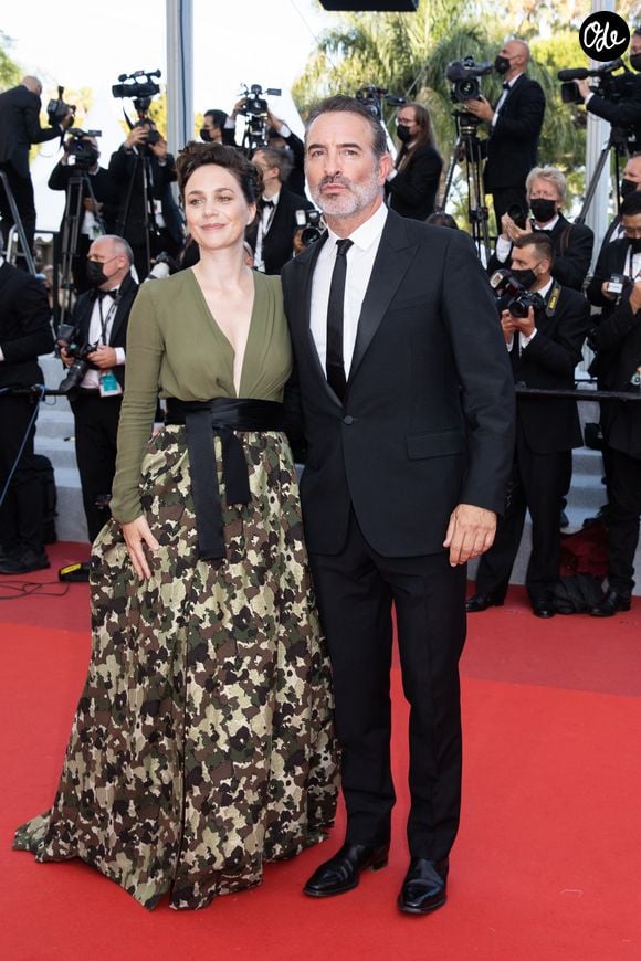Jean Dujardin et sa femme Nathalie Péchalat - Montée des marches du film « OSS 117 : Alerte rouge en Afrique Noire » lors du 74ème Festival International du Film de Cannes. Le 17 juillet 2021
© Borde-Jacovides-Moreau / Bestimage