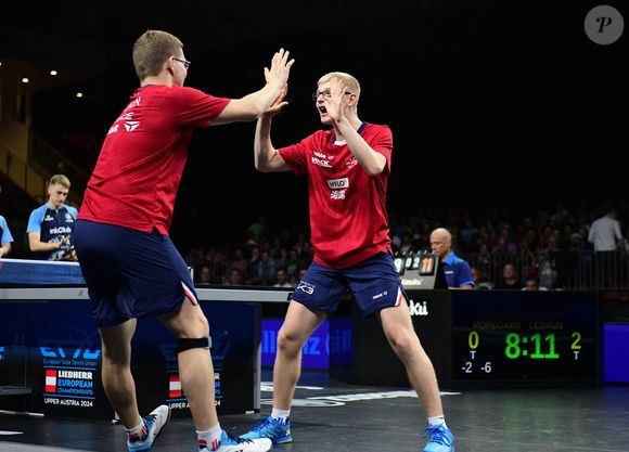 A cette occasion, deux membres de la bande ont révélé qu'on ne les entendra pas, malgré leur présence sur scène.
Les Français Félix et Alexis Lebrun, sacrés en double, entament une chorégraphie pour célébrer leur victoire aux Championnats d'Europe de tennis de table à Linz (Autriche), le 20 octobre 2024.
© Imago / Panoramic / Bestimage