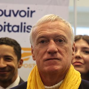 Le sélectionneur de l'équipe de France de football Didier Deschamps et Brigitte Macron se tiennent devant le bureau de poste principal de Bordeaux, dans le sud-ouest de la France, le 8 janvier 2025, alors qu'ils lancent l'édition 2025 du fonds de charité appelé "Opérations pièces jaunes", dont la fondation vise à améliorer les conditions des enfants hospitalisés. Le sélectionneur de l'équipe de France, vainqueur de la Coupe du monde 2018, Didier Deschamps, a annoncé le 8 janvier 2025 qu'il quitterait son poste après la phase finale de 2026. © Fabien Cottereau - Patrick Bernard/Bestimage