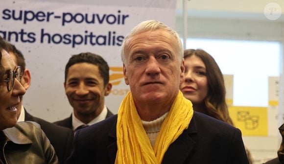 Le sélectionneur de l'équipe de France de football Didier Deschamps et Brigitte Macron se tiennent devant le bureau de poste principal de Bordeaux, dans le sud-ouest de la France, le 8 janvier 2025, alors qu'ils lancent l'édition 2025 du fonds de charité appelé "Opérations pièces jaunes", dont la fondation vise à améliorer les conditions des enfants hospitalisés. Le sélectionneur de l'équipe de France, vainqueur de la Coupe du monde 2018, Didier Deschamps, a annoncé le 8 janvier 2025 qu'il quitterait son poste après la phase finale de 2026. © Fabien Cottereau - Patrick Bernard/Bestimage