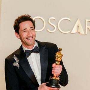 Adrien Brody a reçu l'Oscar du meilleur acteur ce dimanche 2 mars.

Adrien Brody (Meilleur acteur dans The Brutalist) au photocall des lauréats (pressroom) de la 97ème cérémonie des Oscars à Los Angeles.

Photo : Agence / Bestimage
