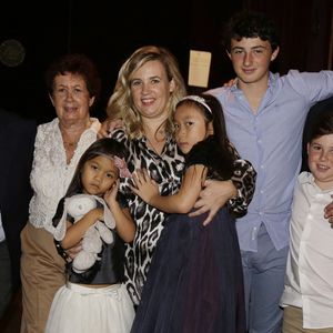 Hélène Darroze pose avec ses parents Francis et Annick, ses filles Quiterie et Charlotte et son frère Marc lors de la présentation de son livre 'Les Recettes de mes Grands-Mères' au restaurant Hélène Darroze, Rue D'Assas à Paris, France le 20 octobre 2014. Photo Jerome Domine/Abaca