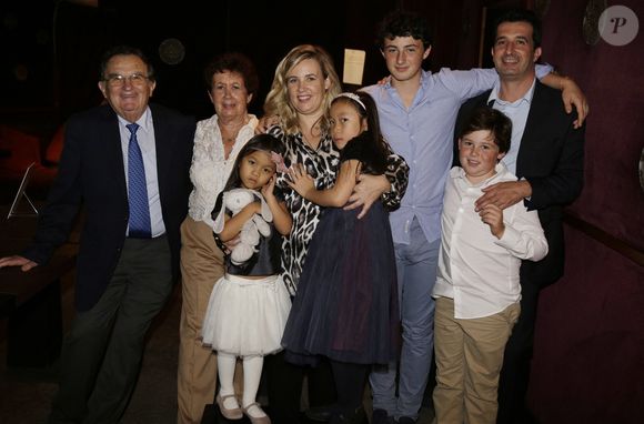 Hélène Darroze pose avec ses parents Francis et Annick, ses filles Quiterie et Charlotte et son frère Marc lors de la présentation de son livre 'Les Recettes de mes Grands-Mères' au restaurant Hélène Darroze, Rue D'Assas à Paris, France le 20 octobre 2014. Photo Jerome Domine/Abaca