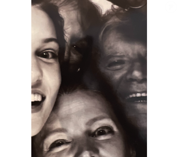 Tout comme Anne, sa tante et donc fille du défunt.

Charlotte Cardin en deuil, elle annonce la mort de son grand-père.