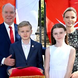 Jacques, marquis des Baux-de-Provence, y a reçu les clés de la ville lors d’une cérémonie symbolique.

 Le prince Albert II de Monaco, la princesse Charlène de Monaco, le prince Jacques de Monaco, marquis des Baux et la princesse Gabriella de Monaco lors de leur visite officielle aux Baux-de-Provence, France, le 5 septembre 2026. © Bruno Bebert/Bestimage